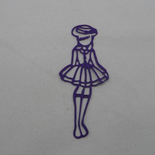 N°510 une petite fille au chapeau  en papier violet découpage fin