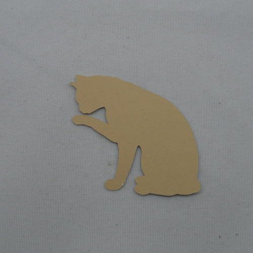 N°344 d'un chat qui se lèche la patte  en papier beige découpage fin