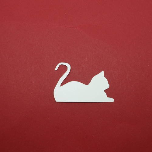 N°259 chat allongé en papier blanc casé découpage  fin