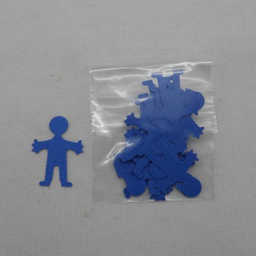 N°533  d'un lot de vingt petits garçons  en papier bleu  découpage fin 