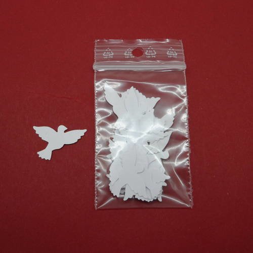 N°532 lot de 25 colombes en papier  blanc     pour  embellissement 