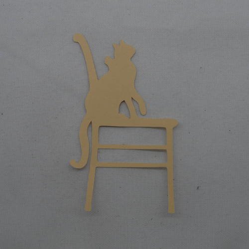 N°207 chat assis sur une chaise  beige  découpage  fin 