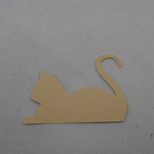 N°259 chat allongé  en papier beige   découpage  fin