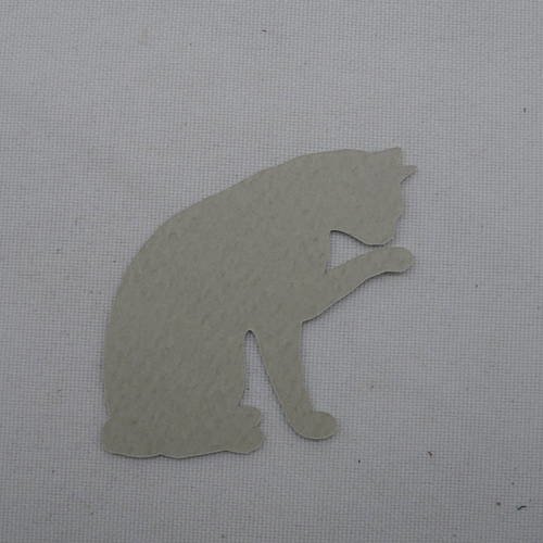 N°344 d'un chat qui se lèche la patte  en papier gris  découpage fin