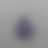 N°526 une  boule de noël  à l'intérieur un cristal d'un flocon en papier violet foncé  découpage fin