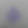 N°526 une  boule de noël  à l'intérieur un cristal d'un flocon en papier violet clair  découpage fin