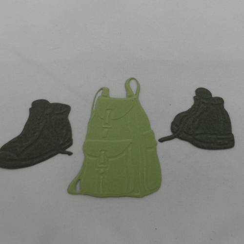 N°131  de 2 chaussures en papier vert foncé   et d'un sac à dos en papier vert clair  découpage et gaufrage 
