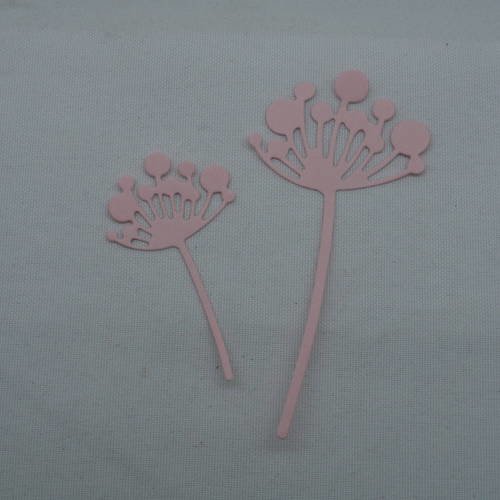 N°678 d'un lot de deux "fleurs boules"  en papier rose clair  découpage fin