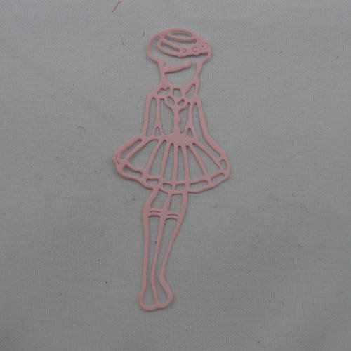 N°510 une petite fille au chapeau  en papier rose découpage fin