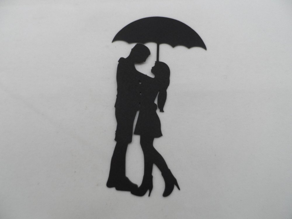 N°501 d'un couple sous un parapluie en papier noir découpage