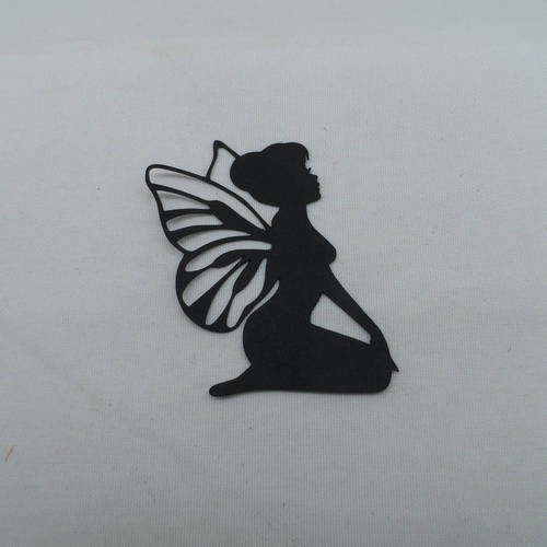 N°499 une petite fée papillon  assise  en papier noir  découpage fin