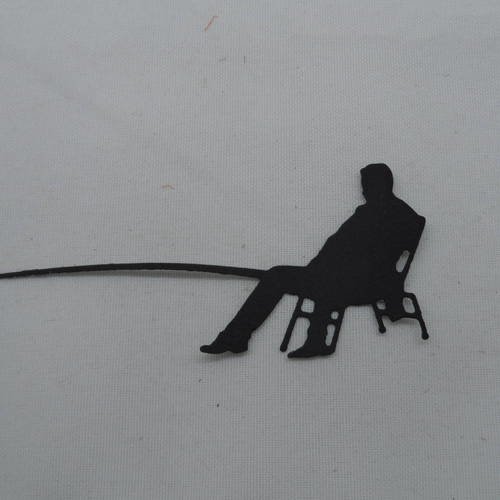 N°494 d'un pêcheur assis  en papier noir  découpage fin 