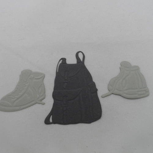 N°131  de 2 chaussures en papier gris + clair et d'un sac à dos en papier  gris foncé découpage et gaufrage 