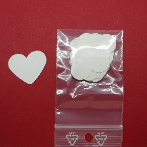 N°358 lot de 25 petits cœurs en papier blanc casé  pour  embellissement 