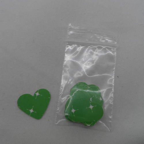 N°358 lot de 25 petits cœurs en papier à "étoile"blanche  fond vert  pour  embellissement 