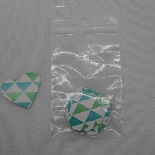 N°358 lot de 25 petits cœurs en papier à triangle vert   fond blanc   pour  embellissement 