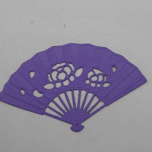 N°337 d'un éventail   en papier violet  découpage fin 