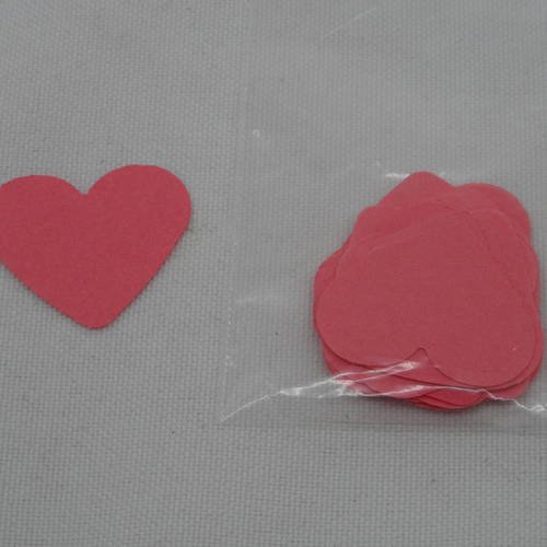 N°358 lot de 25 petits cœurs en papier  rose foncé tirant sur le  rouge   pour  embellissement 