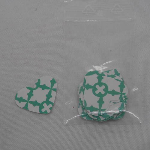 N°358 lot de 25 petits cœurs en papier  fond  blanc   à motif vert et noir    pour  embellissement 