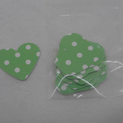 N°358 lot de 25 petits cœurs en papier  fond  vert à pois blanc     pour  embellissement 