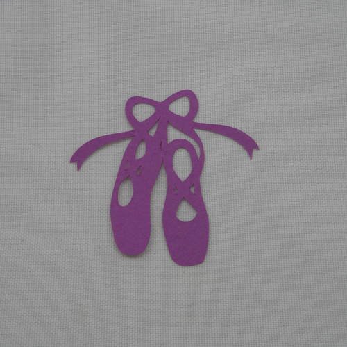 N°150 paire de chaussons de danse  en papier violet foncé découpage  fin