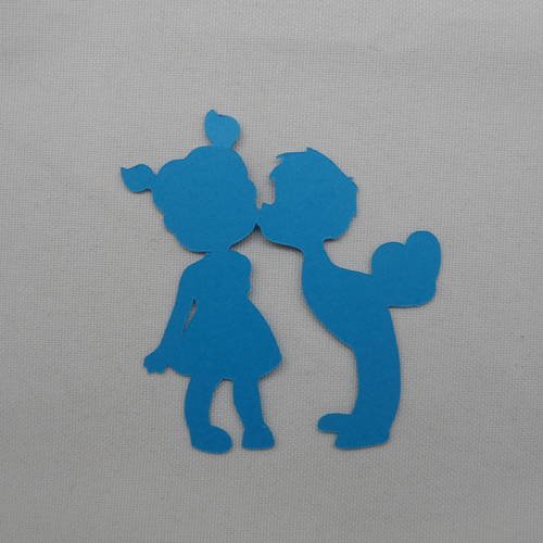 N°111 deux enfants amoureux  bisou coeur  en papier bleu turquoise  découpage fin 