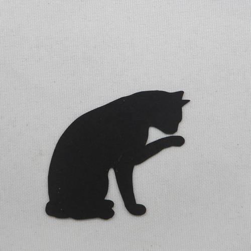 N°344 d'un chat qui se lèche la patte  en papier noir   découpage fin