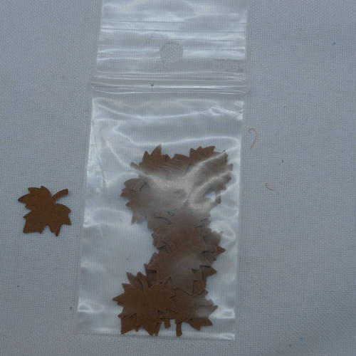 N°452 lot de 25 petites feuilles  en papier marron foncé embellissement découpe