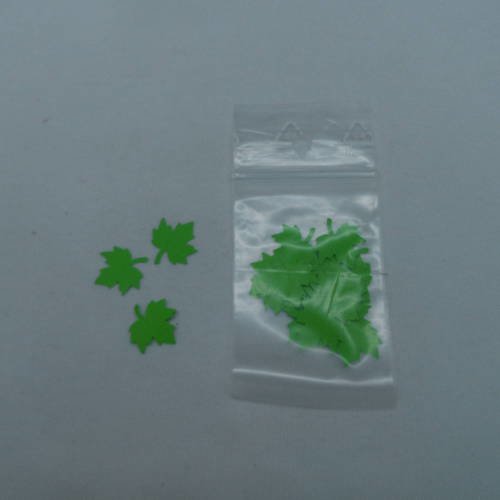 N°452 lot de 25 petites feuilles  en papier vert  embellissement découpe