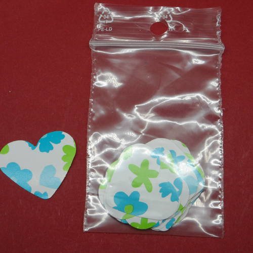 N°358 lot de 25 petits cœurs en papier  fond blanc à fleurs bleues et vertes   pour  embellissement