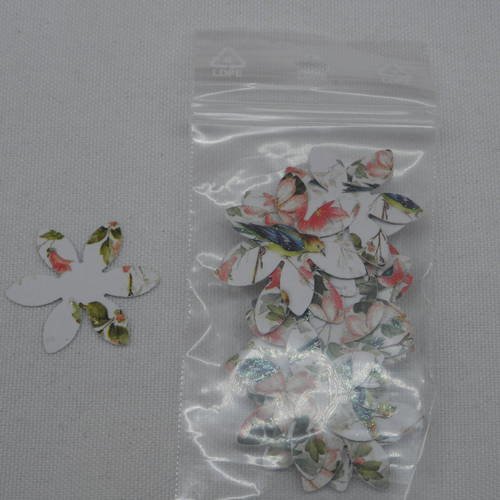 N°161 lot de 25 fleurs en papier  fond   blanc  à motif   et paillettes  pour  embellissement 
