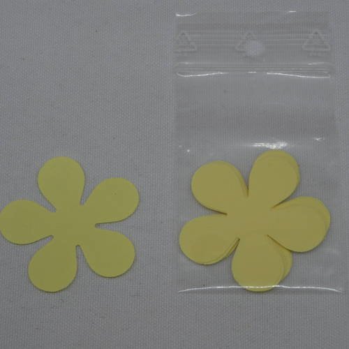 N°161 lot de 10 fleurs en papier jaune  pour  embellissement 