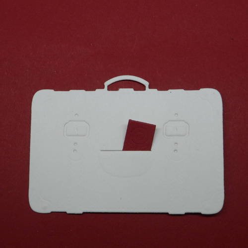 N°340 d'une valise  en papier blanc  et son passeport  en papier bordeaux   découpage 