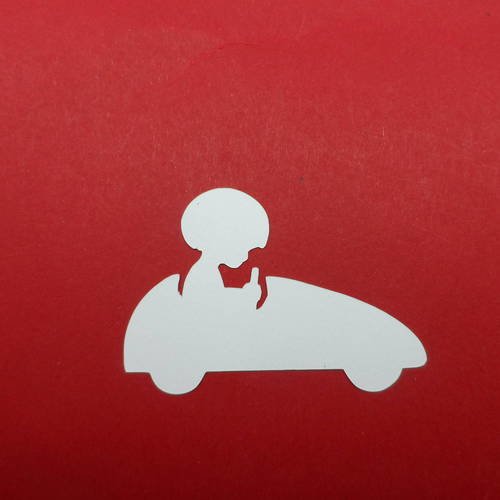 N°347 d'un garçon dans une petite voiture jouet    en papier blanc découpage fin
