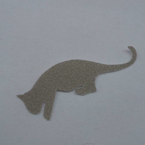 N°345  d'un chat penché  en papier tapisserie marron clair   découpage fin