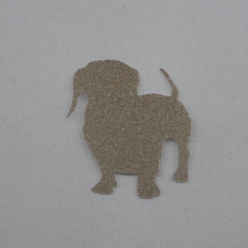 N°343 d'un autre chien basset   en papier tapisserie marron clair   découpage fin 