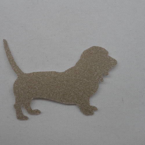 N°342 d'un chien basset   en papier tapisserie marron clair   découpage fin 