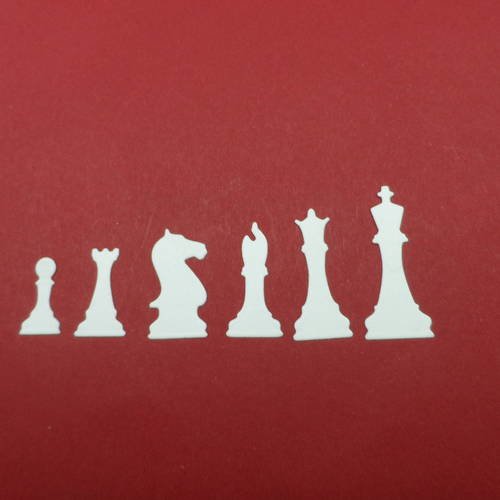 N°341 lot de six pièces d'échecs    en papier blanc   découpage fin 