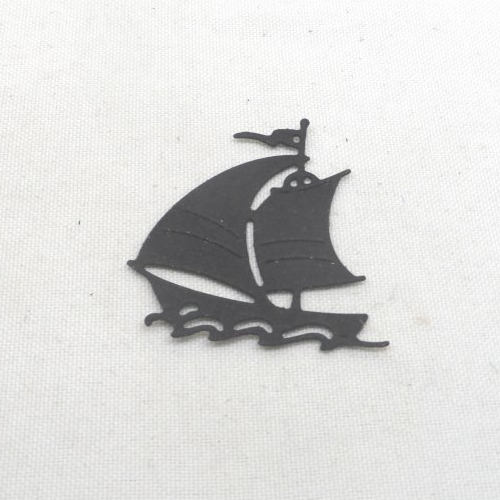 N°336 petit voilier    en papier noir  découpage  fin