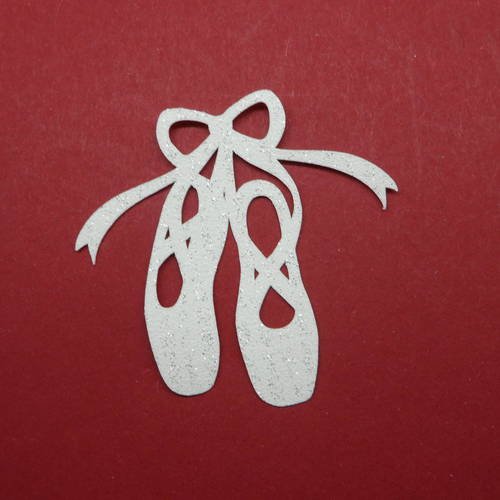 N°150 paire de chaussons de danse  en papier tapisserie blanc à paillette   découpage  fin