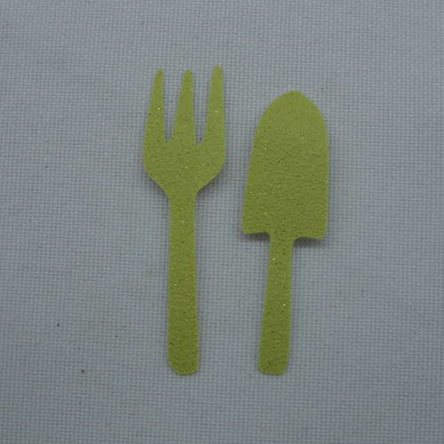 N°303 lot de deux outils de jardinage  en papier vert à paillette  découpage 