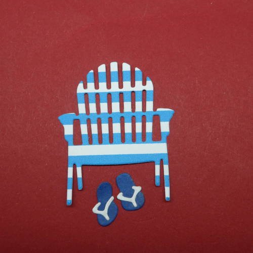 N°274  fauteuil de camping  en papier à rayure blanche et bleu  avec une paire de tong blanc et bleu  découpage  fin 