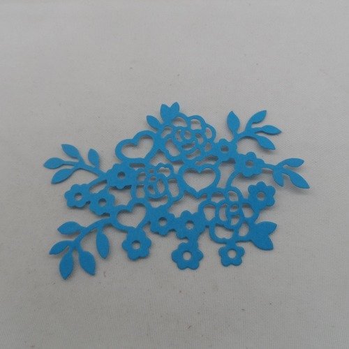 N°284 fleurs avec des cœurs   en papier bleu turquoise découpage  fin