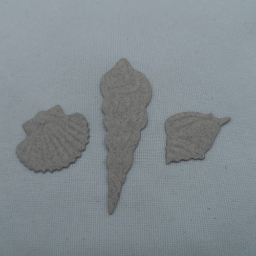 N°277 lot de trois coquillages  en papier " beige sable"  découpage  fin et gaufrage