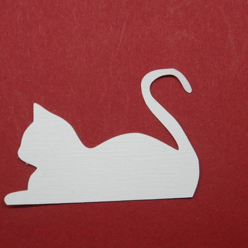 N°259 chat allongé  en papier blanc  découpage  fin
