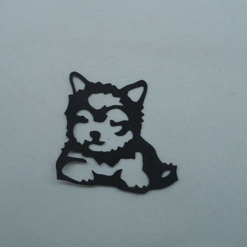 N°255  petit chien   en papier noir  découpage  fin 