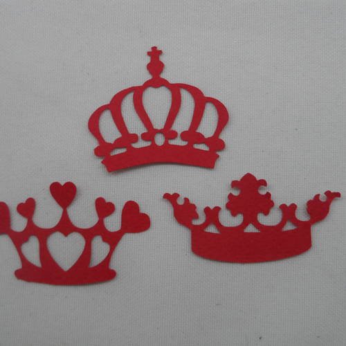 N°250  d'un lot de trois couronnes différentes en papier    rouge   découpage fin