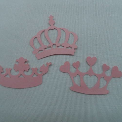 N°250  d'un lot de trois couronnes différentes  en papier    rose   découpage fin