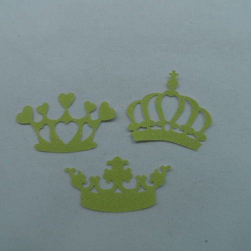 N°250  d'un lot de trois couronnes différentes en papier  tapisserie vert à paillette  découpage fin