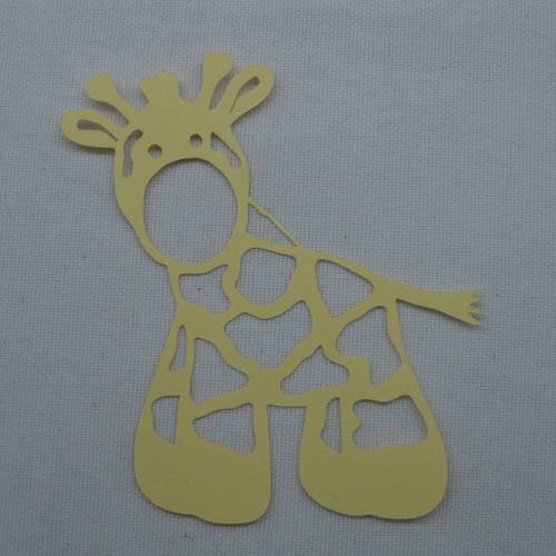 N°249 petite girafe   en papier jaune pale découpage  fin 